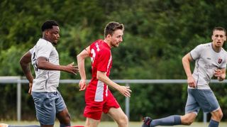 Im Duell: Unter-Flockenbachs Helnathan Scott (l.) versucht gegen Lampertheims Kapitän Kai Markert (M.) an den Ball zu kommen.