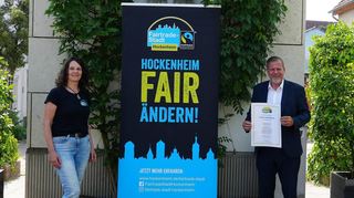 Oberbürgermeister Marcus Zeitler und Elke Schollenberger von der Lokalen Agenda freuen sich über die Rezertifizierung zu zwei weiteren Jahren als Fairtrade-Stadt.