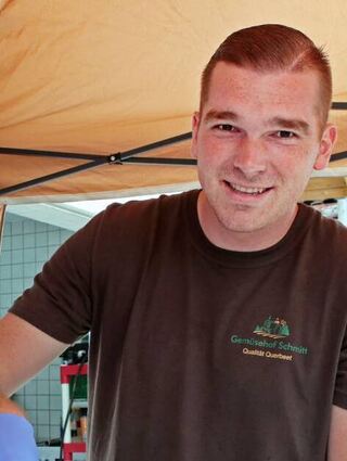 Christopher Kuppinger bereitet die Teller mit Wellfleisch vor.