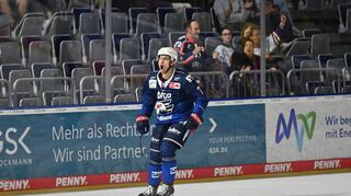 Adler-Spieler John Gilmour überzeugt im Testspiel gegen Bern.