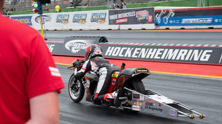 Die Jugend von heute, die Champions von morgen - auf den Junior Dragbikes lernen bereits die kleinen Rennbegeisterten, was es heißt, auf der Viertelmeile den Fokus zu bewahren.