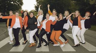 Diese Frauen aus Rippenweiher, Oberflockenbach, Wünschmichelbach und Gorxheimertal und ihre Chorleiterin Melanie Jungmann-Stach (4. v.r.) bilden Salto Vocale.