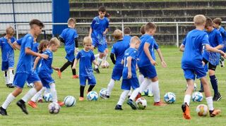Einfach mal das Dribbeln üben – das geht quer durch die Altersklassen.