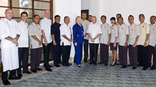 Einmal mehr hoher Besuch 2011: Hillary Clinton ist im Grand Hyatt Bali zu Gast. Für ein Erinnerungsfoto kommt neben Ernst Jäck (l.) die ganze Mannschaft zusammen.