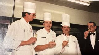 Der große Paul Bocuse (2. v. r.) und Ernst Jäck (2. v. l.) begegnen sich 1986 im Cape Sun Hotel in Kapstadt Südafrika.