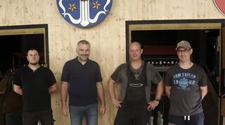 Michael Ramus (Bauleiter, v. l.), Andreas Ernst (Bauamtsleiter Plankstadt), Jens Waldhauer (Firma Waldhauer GmbH) und Tobias Lacher (Kegelverein Eppelheim) überschauen die Sanierung der Kegelbahn in der Mehrzweckhalle.