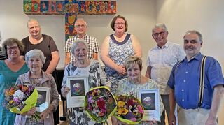 Die Geehrten des Kirchenchores: Christa Stephan (vorne links), Waltraud Pfisterer und Sybille Shehata stellen sich mit den Vorstandsmitgliedern des Kirchenchores sowie Dirigent Peter Rudolf und Kirchengemeinderatsvorsitzendem Herwig Huber (v. r.) zum Erinnerungsfoto zusammen.