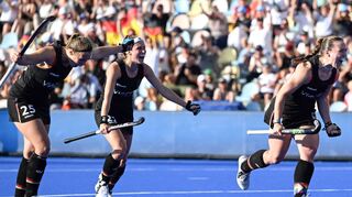 Dieses Foto entstand im Spiel gegen England: Deutschlands Viktoria Huse (v. l.), Cecile Pieper und Nike Lorenz bejubeln ein Tor ihrer Mitspielerin.