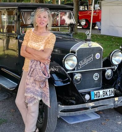 Brigitte Bacher vor dem Mercedes Typ Stuttgart bei der Concours d’Elegance: Seit 2003 nimmt sie an der Schau teil.