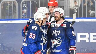 Jordan Murray (r.), hier mit Markus Hännikäinen (l.) und David Wolf, schoss die Adler am Sonntag zum Testspielsieg gegen den SC Bern.