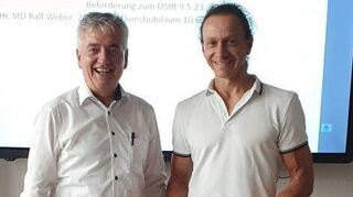 Ralf Weber (r.) erhält durch Schulleiter Thomas Edinger die Jubiläumsurkunde.