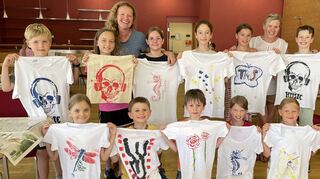 Richtig stolz sind die Teilnehmer des Kreativangebots über ihre selbstgestalteten T-Shirts. Ilona Schuhmacher und Silke Keller (hinten v. l.) sind voll des Lobes.