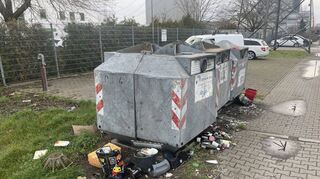 Die Glascontainer beim Bauhof im Oftersheimer Heuweg werden in unschöner Regelmäßigkeit missbraucht. Drumherum ist drapiert, was normalerweise anderweitig entsorgt werden müsste – vom Restmüll bis zum Sperrmüll.
