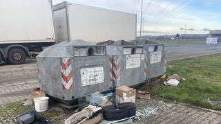 Erstaunlich, was unter Altglas verstanden wird – die Babyschalen und Kinderwagen-Tragetaschen gehören im Normalfall aber nicht dazu.