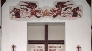 Die Stirnseite der Hockenheimer Aussegnungshalle mit Spruch und zwei Engeln ist das Werk des Kunstmalers und Kirchenrestaurateurs Friedrich Blaschke.