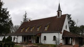 Die 1948 fertiggestellte Friedhofskapelle ist nach einem Entwurf von Stadtbaumeister Fritz Kraft entstanden. Das Gebäude wurde trotz der schwierigen Bedingungen unmittelbar nach dem Zweiten Weltkrieg in relativ kurzer Zeit errichtet.