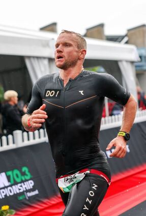 Der Oftersheimer Triathlet Dirk Oswald im Zielkanal: Am Ende erreicht er bei dieser WM einen guten 20. Platz in seiner Altersgruppe.