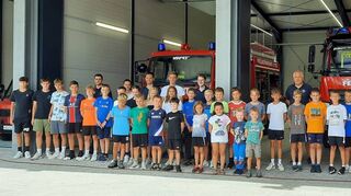 Beim Kinderferienprogramm der Gemeinde stellen sich der Sportclub Olympia und die Jugendfeuerwehr zusammen vor.