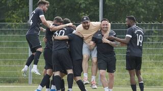 Will auch in der neuen Saison mit seiner Mannschaft möglichst viele Erfolgserlebnisse feiern: Feudenheims Coach Patrick Bugert (Zweiter von rechts).