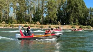 Die Einsatzkräfte bilden beim Rheinalarm mit mehreren Booten eine Kette auf dem Wasser und fahren diesen flussaufwärts ab, um Vermisste zu finden.