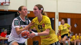 Line Patzschke, die neue Spielführerin der HG Oftersheim-Schwetzingen, setzt sich hier im Vorbereitungsspiel durch.