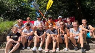 Statt Ballarbeit mal Paddeln – geht auch super bei den HG-Ladies: Die Oberliga-Aufsteiger absolvieren Spaßeinheiten zudem bei Weinwanderungen, Kerwe-Besuchen oder Beachturnieren.