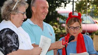 Die Mitarbeiterinnen Rita Prior (l.) und Anja Weis (r.) erläutern als „Engelchen und Teufelchen“ dem scheiden-den Manfred Krampfert die Vor- und Nachteile des Ruhestands.