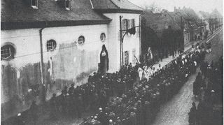 Unter großer Anteilnahme der Bevölkerung wird die Halle in der Friedrichstraße 1923 eingeweiht.