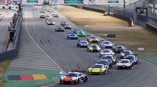 Mehr als 22 000 PS, die durchs altehrwürdige Motodrom toben: Die GT3-Sportwagen von Audi, BMW, Ferrari, Honda, Lamborghini, McLaren, Mercedes-AMG und Porsche gehen bei der „Fanatec GT World Challenge Europe“ auf den Grand-Prix-Kurs.