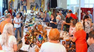 Schöne Puppen und Stofftiere, Geschirr und Dekorartikel sind beim Kruuschd- und Krempelmarkt gern gesehen. Es gibt auch Taschen und Schmuck.