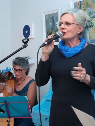 Ein harmonisches Duo: Luzia Storf begleitet Martina Netzer (am Mikrofon) auf der Harfe. Bilder: Lenhardt