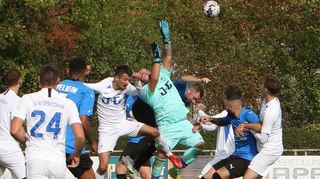 Solche einsatzfreudigen Szenen wie im letzten Aufeinandertreffen der Schwetzinger und Eppelheimer wünschen sich die Fußballfreunde auch am Samstag.