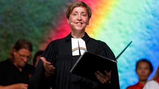 Als die Rolf-Heidemann-Halle ihrer Bestimmung übergeben wurden, darf natürlich die Kirchengemeinde nicht fehlen: Pfarrerin Katharina Treptow-Garben sprach den Segen für die neue Halle.