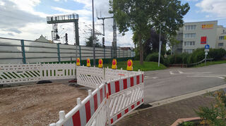 Auf der einen Seite reicht die Sperrung aktuell bis zur Unterführung des Oftersheimer Bahnhofs. Eine Durchfahrt der Mannheimer Straße ist also weiterhin nicht möglich.