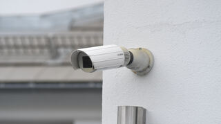 Grundsätzlich spricht nichts gegen die Kamera – sofern sie nur das eigene Grundstück filmt.