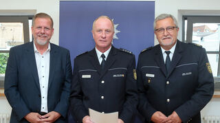 Freuen sich auf die Zusammenarbeit mit Volker Jungkind (M.): Oberbürgermeister Marcus Zeitler (l.) und Polizeipräsident Siegfried Kollmar geben dem neuen Revierleiter die besten Wünsche mit auf den Weg, der am 1. September offiziell beginnt.
