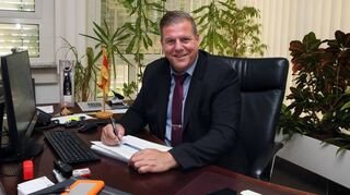 Schon vier Jahre her: Marcus Zeitler an seinem ersten Arbeitstag im Hockenheimer Rathaus. Inzwischen hat er sein Dienstzimmer komplett umgestalten lassen, das schwere dunkle Mobiliar der Vorgänger durch zeitgemäßes ersetzt – und ist selbst leichter.