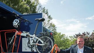 Daueraufgabe Verkehrskonzept: Auf dem Bahnhofsvorplatz weiht der OB im Juli 2021 die neuen VRNradboxen ein.