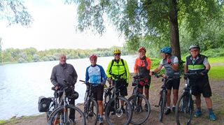 Die Ketscher Rentner-Fahrradgang mit Alfons Steinbeißer (v. l.), Franz Lemberger, Helmut Dietz, Peter Herzog und Heinz Schwab ist mit dem Weltenbummler und Koch im Ruhestand Ernst Jäck (3. v. l.) on Tour.