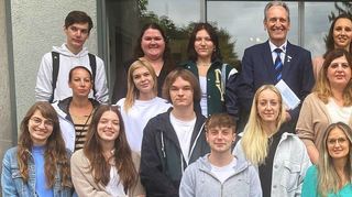 Bürgermeister Dr. Ralf Göck (Mitte) und Anna-Lena Schneider (rechts neben ihm), im Rathaus für das Personal zuständig, begrüßen Lucas Brüggemann, Celina Petrino, Zuzanna Wydmuch, Ouafa Ben Dalhouma, Pierre Frischkorn, Magdalena Rosenberger, Sabrina Justinger, Felisha-Mae Hillenbrand, Fynn Klier, Samira Ries, Georgia Simeonidou, Luca Grzybowski, Laura Kapp, Marie Handlos, Kiara Eder, Luis König, Geanina Hoppstädter und Tamara Zahn zum Start in die Ausbildung.