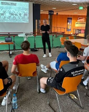 Sportpsychologe Dr. Arno Schimpf gibt individuelle und mannschaftliche Tipps.