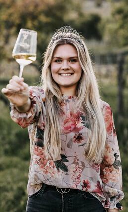 Weinprinzessin Michelle aus der Urlaubsregion Freinsheim wird zu Besuch beim Reilinger Straßenfest sein.