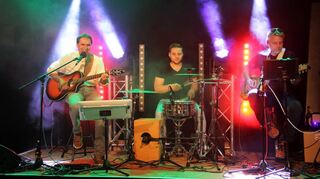 Die Gruppe „Jaycee“ – Charly Weibel (l.), Jens Penther (r.) und Fabian Müller – hat ihren Auftritt in der Graf-Zeppelin-Straße, wo sie erfahrungsgemäß vor einer großen Fangemeinde aufspielt.