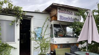 Der Imbiss von außen. Rechts der genehmigte Wagen, links der Eingangsbereich zum nicht genehmigten Anbau.
