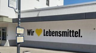 Eine Bushaltestelle am Nahversorgungszentrum in der Friedrich-Ebert-Straße. Hier stand mal eine Bank – nun ist sie weg.