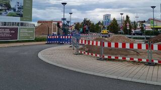 Eigentlich sollte mit Ferienende auch diese Baustelle am Odenwaldring verschwinden. Das klappt jetzt nicht ganz.