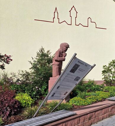 Wer macht nur so etwas? Am Blumepeter-Denkmal wurde die Erklärtafel nur drei Tage nach ihrem Aufstellen wieder umgestoßen.