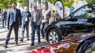 Die Interessengemeinschaft „Electro Vehicles Rhein-Neckar“ ist dabei und informiert gerne. Hier Veranstalter Wolfgang Gauf (l.) mit Minister Hermann beim Rundgang.