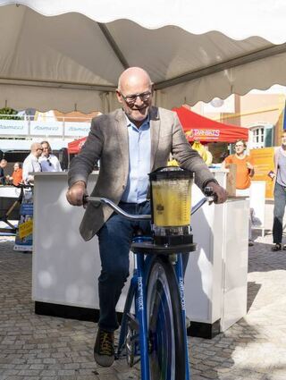 Der Minister erstrampelt sich einen Smoothie am Stand des Klimaschutzbüros.