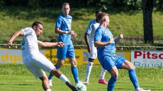 Bei den Gastgebern kommt im Fußball-Landesliga-Derby zwischen dem SV 98 Schwetzingen und dem ASV Eppelheim etwas über-raschend auch Neuzugang Immanuel Gregg – hier beim Schuss – direkt von Anfang an zum Einsatz.